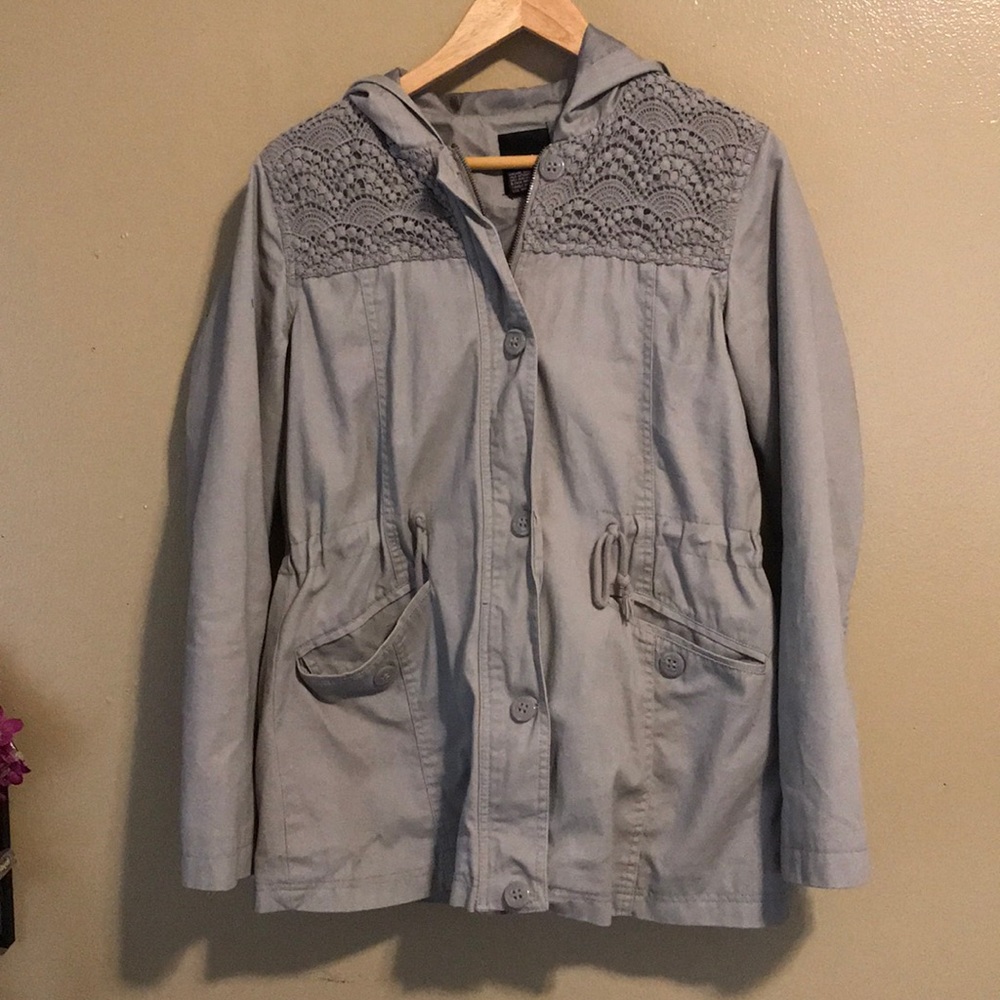 Zip up hooded jacket w/cute detail